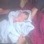 Người đàn ông hiếm muộn phát hiện bé trai bị bọc kín trong túi bóng bên đường
