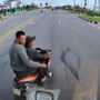 Lý do bất ngờ khi 2 thanh niên đi xe máy lạng lách, đánh võng chặn đầu ô tô