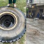 Xe tải đang chạy rơi bánh văng trúng người ngồi trên xe máy dẫn đến tử vong