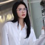 Ngọc Trinh diện sơ mi trắng kết hợp chân váy đen đơn giản lại được khen nức nở
