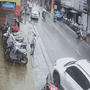 Ô tô 'điên' tông hàng loạt xe máy ở Sapa, 1 cháu nhỏ tử vong thương tâm