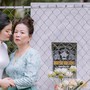 Cô dâu Vĩnh Long chụp ảnh bên ngôi mộ, phía sau là chuyện thắt lòng