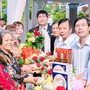 Đám cưới cặp đôi lệch 22 tuổi ở miền Tây gây sốt với dàn bô lão bê tráp