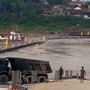 Cắt khẩn cấp cầu phao Phong Châu