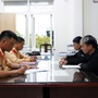 Con điều khiển xe đi bằng một bánh trên phố, cha bị lập biên bản