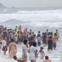 Hơn 20 người bị nước cuốn ở biển Cửa Lò