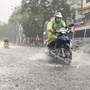 Cảnh báo mưa dông mạnh ở miền Bắc đêm nay sau nắng nóng thiêu đốt