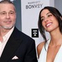 Bạn gái kém 27 tuổi hở bạo trong lần đầu công khai xuất hiện cùng Brad Pitt