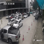 Đang đi bộ trong bệnh viện, người phụ nữ bị xe bán tải lùi trúng, cán qua người