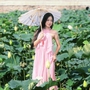 Hà Nội tháng 6: Sen nở khắp Hồ Tây, thiếu nữ xuống phố "hóa nàng thơ" giữa đời thực