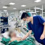 Người đàn ông nhiễm khuẩn huyết nặng, tiên lượng nguy kịch do mắc sai lầm khi chữa đau khớp