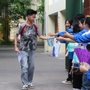 Sĩ tử hào hứng sau khi hoàn thành bài thi môn Ngữ văn kỳ thi tốt nghiệp THPT 2025
