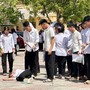 Thí sinh ngất xỉu giữa sân trường sau khi kết thúc môn đầu tiên