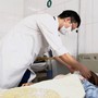 Người phụ nữ 32 tuổi nhập viện gấp sau khi tự nặn mụn trên trán
