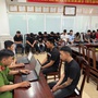 Mang theo hung khí 'diễu phố', 11 thanh thiếu niên bị xử lý