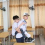 Nam sinh được tuyển thẳng cõng bạn đi thi lớp 10: Lý do khiến ai cũng xúc động