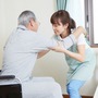 Không bệnh, không nghèo, vẫn tuyệt vọng: Người phụ nữ 20 năm làm giúp việc tiết lộ bi kịch của người già có tiền