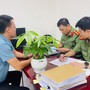 Đưa người sang nước ngoài trái phép bằng hình thức 'tráng hộ chiếu'
