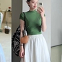 Theo đuổi phong cách Old Money, nhất định bạn cần sắm một chiếc váy trắng, mặc lên sang trọng và đẹp nhẹ bẫng