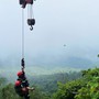 Cận cảnh dùng xe cẩu giải cứu du khách lao xe máy xuống vực ở Vườn Quốc gia Ba Vì