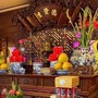 Cách bố trí lọ hoa trên bàn thờ chuẩn phong thủy, thu hút tài lộc và may mắn