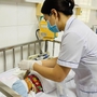 Em bé 3 ngày tuổi nhập viện gấp do người lớn tự cắt rốn bằng kéo, cứa dao lam khắp người để 'giải bệnh'