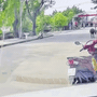 Hoảng hồn cảnh trâu 'điên' sổng chuồng, húc văng người phụ nữ đi xe máy