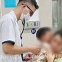 Ngồi trong xe ô tô đang di chuyển, 2 bé ở Ninh Bình bất ngờ co giật, mất ý thức