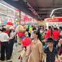 Khuyến mại sâu có lợi túi tiền, người tiêu dùng tranh thủ cuối tuần mua sắm tấp nập