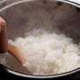 Thêm vài hạt nhà nào cũng có này, nấu cơm thơm hơn, dẻo hơn và lâu thiu hơn kể cả khi trời nắng nóng