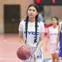 Con gái út MC Quyền Linh gây sốt với vẻ đẹp trong trẻo tại trận bóng rổ 

