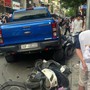 Hà Nội: Ô tô bán tải tông liên tiếp nhiều xe máy trên phố Khâm Thiên khiến 2 người bị thương