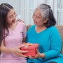 Đi du lịch cùng mẹ chồng cũ, người phụ nữ nghẹn lời nghe chồng mới nói 2 câu