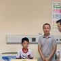 Công an Quảng Ninh nhận đỡ đầu cháu bé sống sót vụ lật tàu trên vịnh Hạ Long