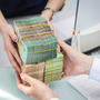Lãi suất 6 tháng cao nhất là bao nhiêu: Gửi 200 triệu đồng có lãi ra sao?