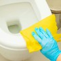 Tiết lộ 'vũ khí' diệt sạch vết ố vàng toilet, rẻ, dễ mua và dễ dùng