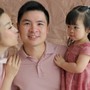 Ánh mắt 'phán xét' siêu đáng yêu của con gái Hoa hậu Đỗ Mỹ Linh dành cho bố mẹ