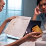 Vợ muốn chu cấp hàng tháng cho bố mẹ: 'Cuộc chiến' giữa quan điểm báo hiếu và tương lai gia đình