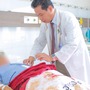 Người đàn ông bị bò húc vào bụng: 'Tưởng chỉ đau chút rồi hết, ai ngờ suýt không còn thấy mặt con cháu nữa!'