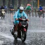 Mưa lớn trở lại miền Bắc, Trung Bộ nắng nóng kéo dài