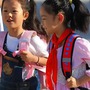 Nếu thấy xung quanh con có 4 kiểu bạn này thì cha mẹ phải can thiệp ngay lập tức: Càng để lâu, hậu quả càng khó lường!