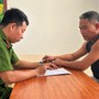 Hành động bất thường của tài xế ô tô khi gặp tổ CSGT