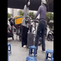 Người phụ nữ bán nước ở bến xe Mỹ Đình xua đuổi, đá hành lý của cô gái đợi xe trên vỉa hè