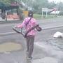 Đang đi dạo, bất ngờ thấy cảnh tượng "nổi da gà"