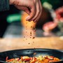 Ăn 'ít muối, ít dầu' có tốt không? Sau 60 tuổi, hãy thử làm 4 điều này khi ăn!