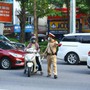 Nhiều phương tiện vẫn đi 'nhầm' làn ở đường Võ Chí Công, lực lượng CSGT vất vả điều tiết
