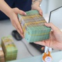 Xuất hiện ngân hàng có lãi suất 12 tháng cao tới hơn 7,2%: Gửi tiết kiệm 300 triệu đồng nhận tối đa bao nhiêu tiền lãi?