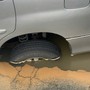 Ô tô đang lưu thông bất ngờ ‘sụt hố’ trên đường phố Hà Nội