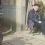 Lấy chồng xa, 2 năm mới về, con gái òa khóc nhìn cảnh bố mẹ ngồi trước hiên