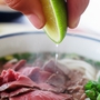 Ăn phở có nên vắt chanh? Cách ăn phở của người Hà Nội